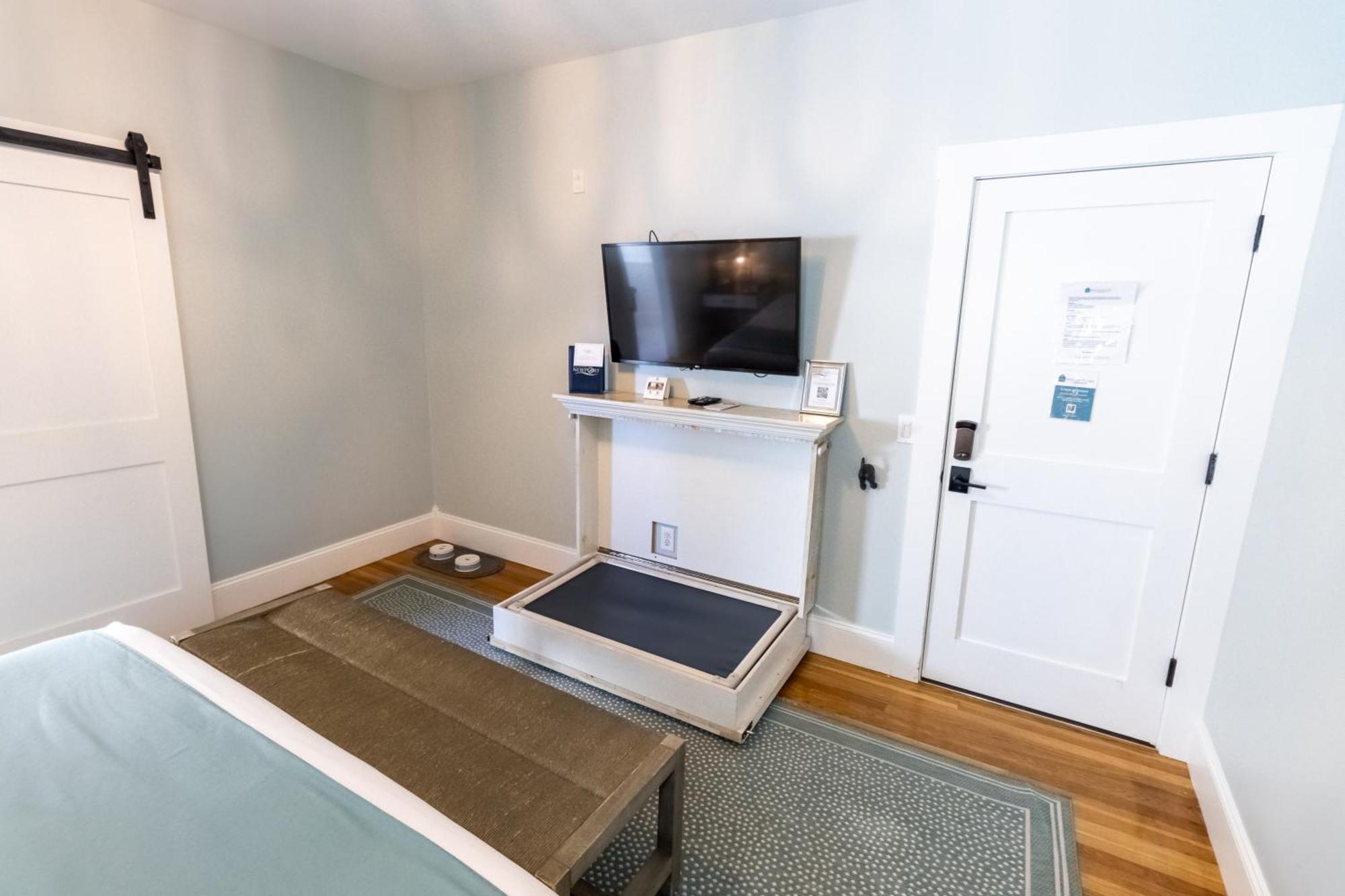 ニューポート Paws On Pelham (Adults Only) Bed & Breakfast エクステリア 写真